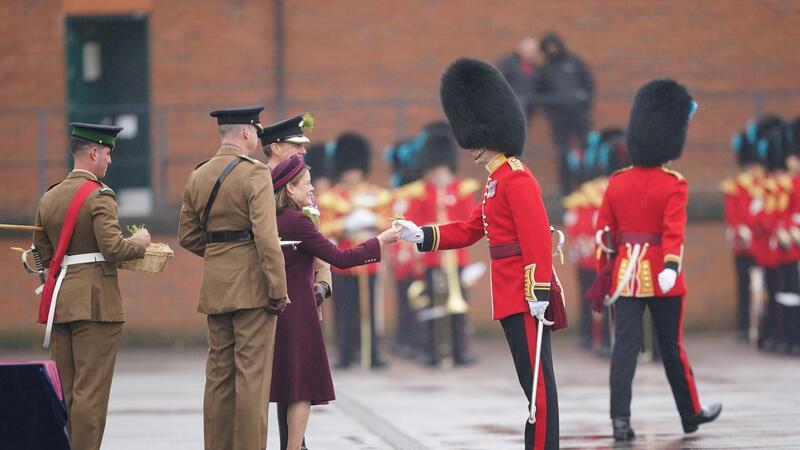 Lady Ghika vertritt Prinzessin Kate bei der Übergabe von Kleeblättern an die Offiziere beim St. Patrick’s Day.