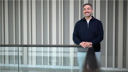 Lächelt, obwohl die FDP derzeit unter der Fünf-Prozent-Hürde liegt: Konstantin Kuhle.