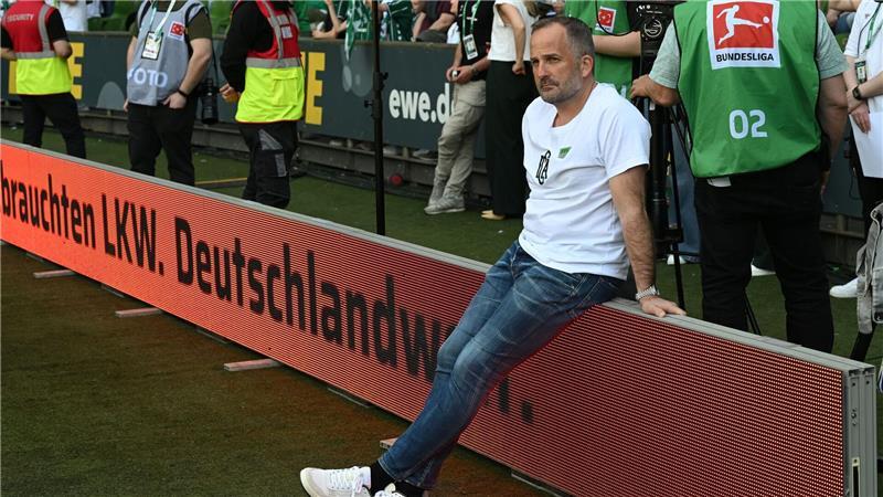 Lässig vor dem Spiel bei Werder, zufrieden danach: Augsburgs Trainer Manuel Baum.