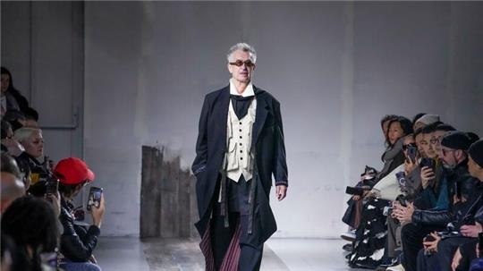 Lässige Eleganz: Wim Wenders auf dem Catwalk.