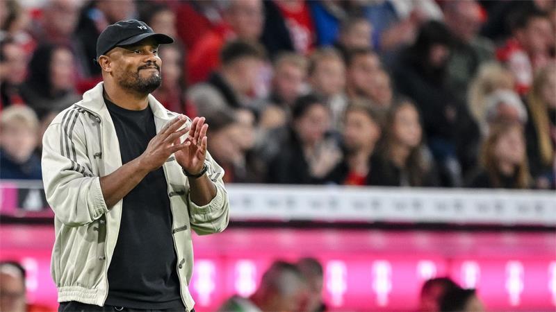 Kunstrasen-Rarität und Keeper-Frage: Neuer mit „Vorahnung“ Lässt seine Stars wegen des Trainings auf Kunstrasen früher anreisen: Bayern-Trainer Vincent Kompany. (Archivbild)