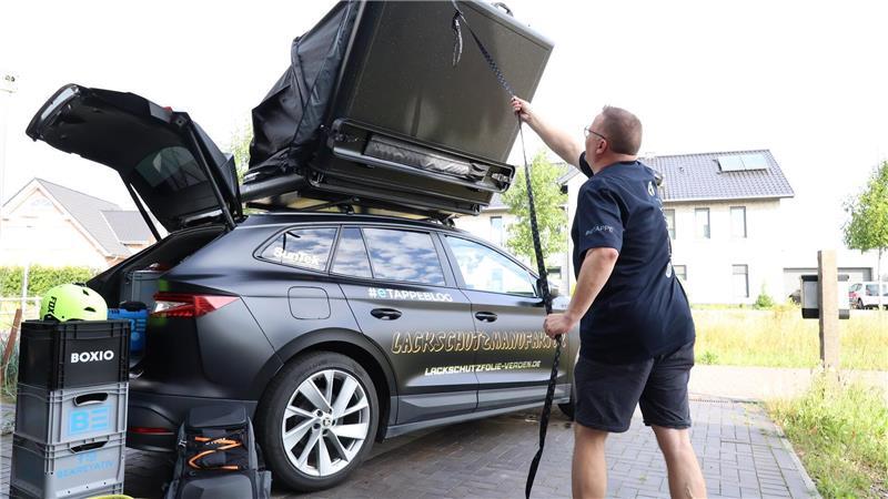 Vom Soldaten zum Influencer: Thomas Krey testet Campen mit dem E-Auto Lässt sich das Dachzelt auf- und wieder zuklappen? Zum letzten Mal vor Reisestart testet Thomas Krey die Funktionsfähigkeit seines mobilien Schlafquartiers für die nächsten Wochen.