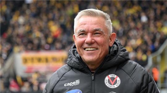 Lässt sich verkabeln: Viktoria Kölns Trainer Olaf Janßen.