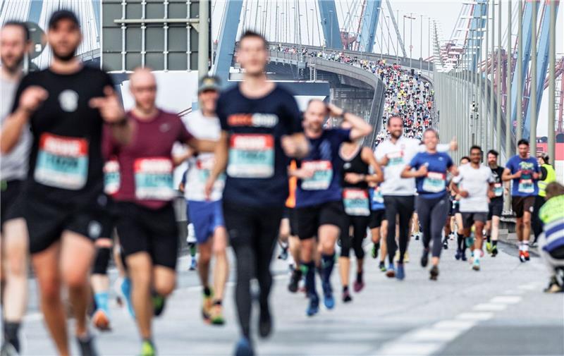 Läufer laufen beim 13. Köhlbrandbrückenlauf im Hamburger Hafen über die Köhlbrandbrücke.