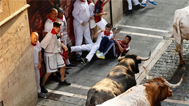 Bilder des Tages Läufer nehmen am traditionellen Stierlauf beim Sanfermin-Fest im spanischen Pamplona teil.