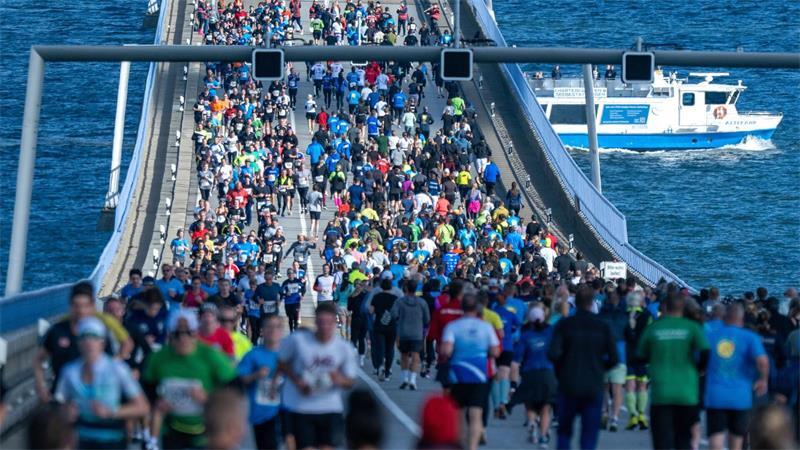 Läufer starten beim 18. „Rügenbrücken-Marathon“ in Stralsund.