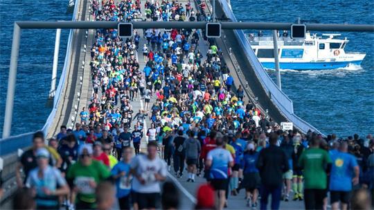 Läufer starten beim 18. „Rügenbrücken-Marathon“ in Stralsund.