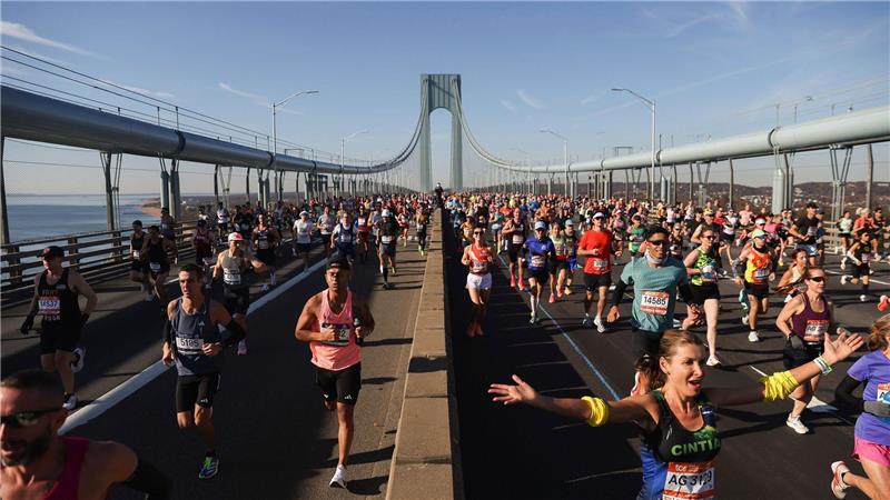 Läufer überqueren die Verrazzano Narrows Bridge beim New York City Marathon (Archivbild).