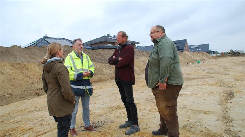 Archäologen machen in Beckdorf spektakuläre Entdeckung Lagebesprechung der Archäologen zum Abschluss der Ausgrabungen in Beckdorf (von links): Kathrin Spallek, Daniel Nösler, Alexander Benn und Jan Bock.