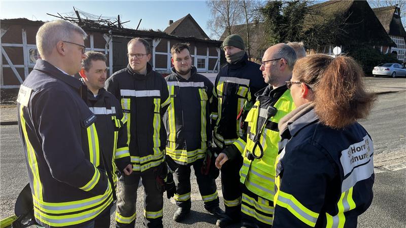 Lagebesprechung von Ordnungsamt und Feuerwehr mit Samtgemeindebürgermeister Knut Willenbockel (links).