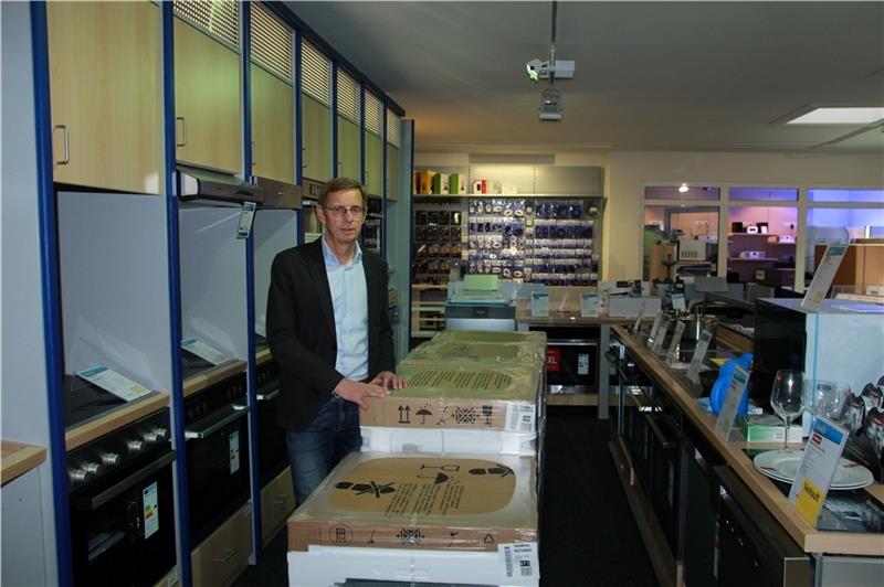 Lager im Verkaufsraum: Ulrich Wiegel von Euronics Wiegel.