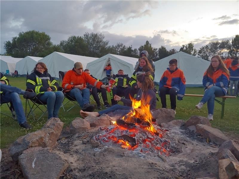 Lagerfeuerromantik auf dem Campingplatz: Die Jugendfeuerwehren der Samtgemeinde verbringen eine Woche auf Fehmarn. Foto Schulze