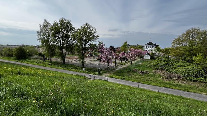 Der Elbdeich ist sicher - und trotzdem gibt es immer wieder Ärger Lagerfläche und Stellplatz für schwere Maschinen: Der alte Parkplatz vor dem Fährhaus Kirschenland wird von den Deichbauern genutzt. Dafür muss eine Baugenehmigung eingeholt werden.