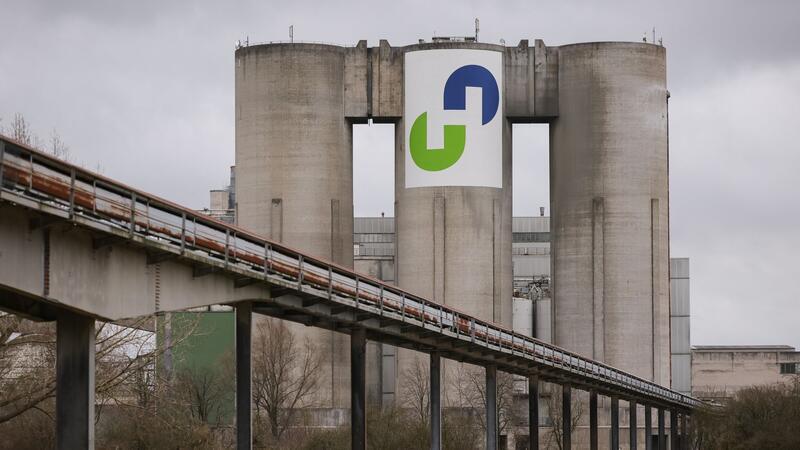 Lagersilos auf dem Gelände des Zementwerks von Holcim.