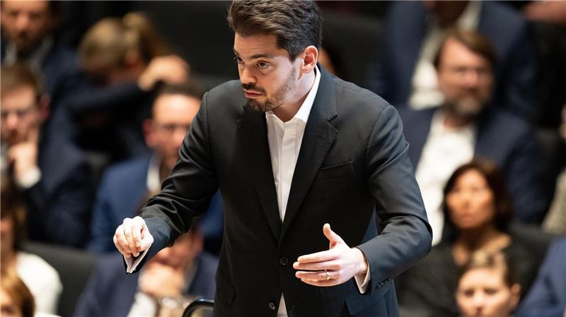 „Schande“: Absage an israelischen Dirigenten Shani wühlt auf Lahav Shani ist beim Festival nicht willkommen. (Archivbild)