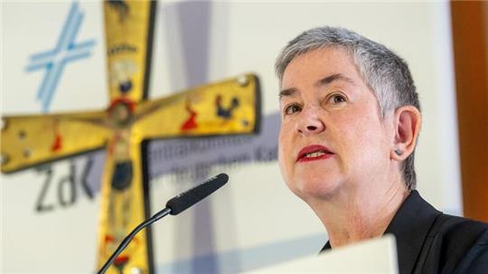 Laien-Präsidentin Irme Stetter-Karp findet es irreführend, den deutschen Katholiken vorzuwerfen, Dinge ohne Abstimmung mit Rom im Alleingang voranzutreiben.