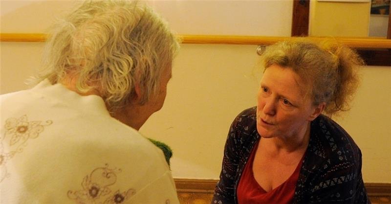 Laienhelfer kümmern sich auf Wunsch ein bis zwei Mal für ein paar Stunden um einen Demenzkranken. Sie lesen dem Betroffenen Geschichten vor, reden, singen, spielen. Fotos: Settnik/Stange