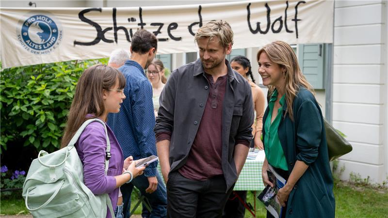 Laila (Elsa Krieger, l.) soll sich ihren Ängsten stellen und kommt mit ihrem Vater Paul (Steve Windolf, M.) zur Info-Veranstaltung der Jorker zum Streitthema "Der Wolf".