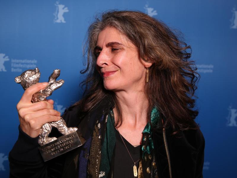 Laila Stieler mit ihrem Silbernen Bären für das beste Drehbuch. Foto: Ronny Hartmann/AFP POOL/dpa