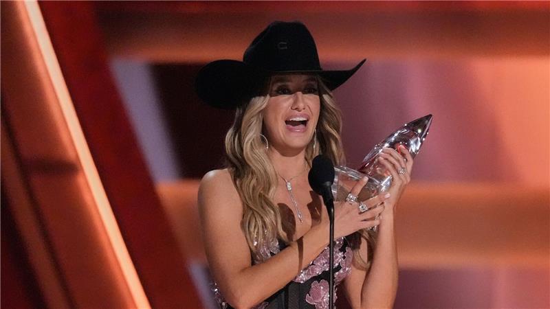 Lainey Wilson holt drei CMA-Trophäen, darunter den Spitzenpreis. 