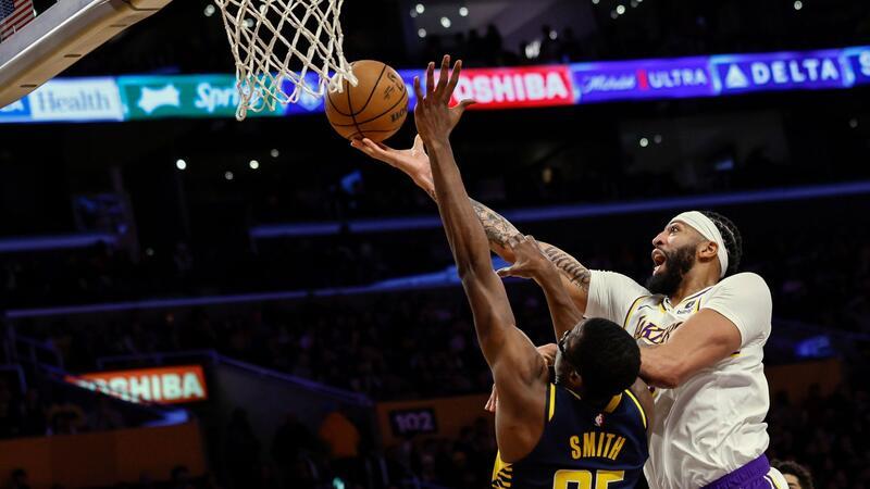Lakers gewinnen Offensivspektakel gegen Indiana Lakers-Forward-Center Anthony Davis (r) punktet - insgesamt sorgte er für 36 Zähler.