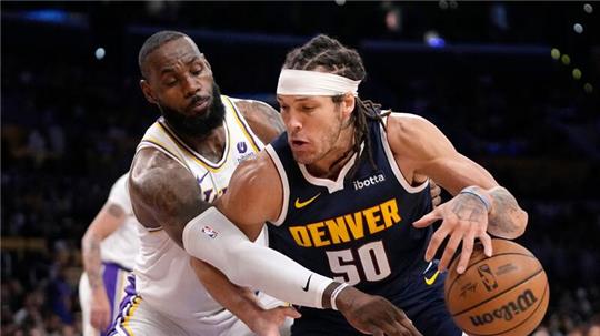 Lakers-Starspieler LeBron James verteidigt gegen Aaron Gordon.