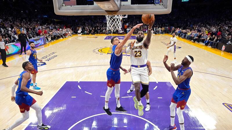 LeBron James erzielt als erster NBA-Spieler 40.000 Punkte Lakers-Superstar LeBron James (23) ist der erste NBA-Spieler, der 40.000 Punkte in seiner Karriere erzielt hat.