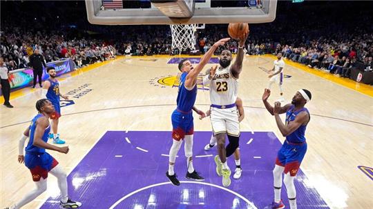 Lakers-Superstar LeBron James (23) ist der erste NBA-Spieler, der 40.000 Punkte in seiner Karriere erzielt hat.