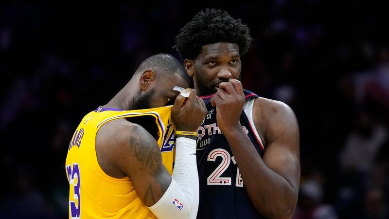 NBA: LeBron James kassiert deutlichste Pleite der Karriere Lakers-Superstar LeBron James (l) kassierte gegen Joel Embiid und die Philadelphia 76ers eine heftige Niederlage.