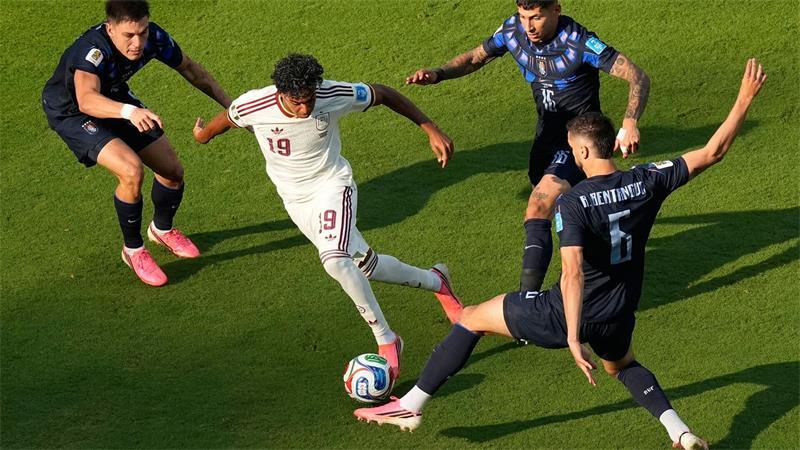 Das war die WM-Nacht: DFB-Gegner fix, Kap Verde jubelt Lamine Yamal (2.v.l.) bekam von Uruguay selten viel Platz.