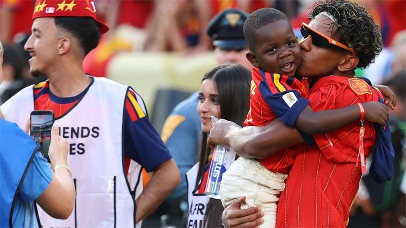 Spaniens WM-Helden: Titel-Party als „Retter des Fußballs“ Lamine Yamal feiert mit seinem Bruder Keyne.