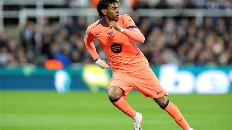 Lamine Yamal glich per Elfmeter spät für Barcelona aus.