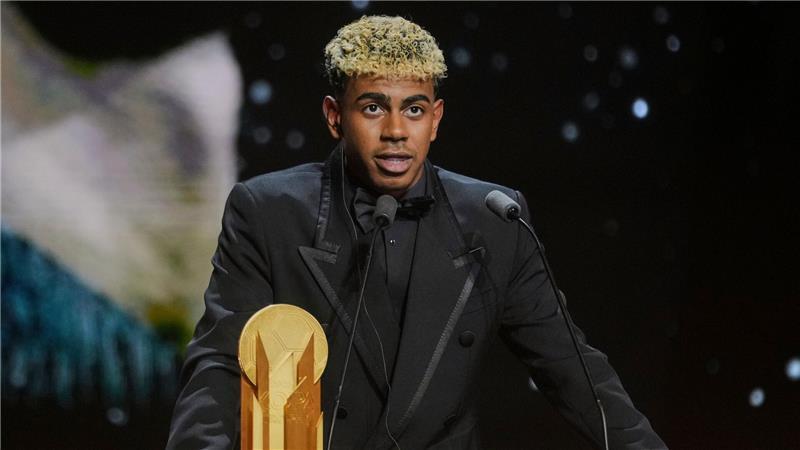 Lamine Yamal vom FC Barcelona durfte zumindest die Auszeichnung als bester Nachwuchsspieler entgegennehmen.