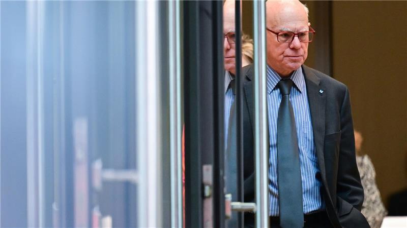 Kramp-Karrenbauer gewinnt gegen Merz-Kandidaten Lammert gibt den Stiftungs-Vorsitz nach acht Jahren ab.