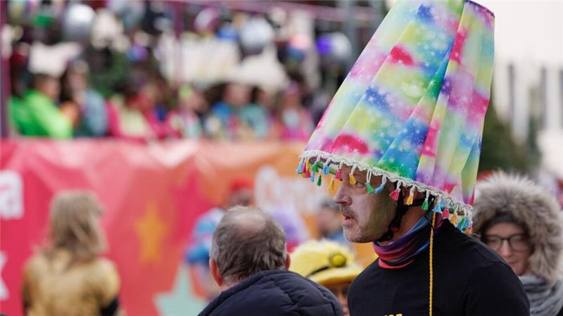 „Wackelkontakt“: Der Winter-Partyhit kommt vom Tegernsee Lampe ist der Trend des Faschings 2025 (Archivbild).