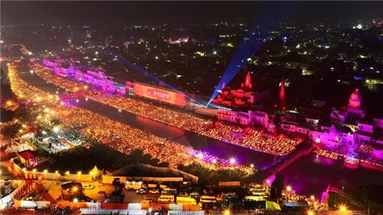 Lampen erhellen die Ufer des Flusses Saryu am Vorabend des hinduistischen Diwali-Festes in Ayodhya.