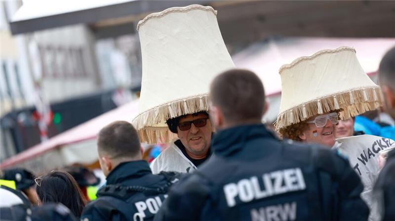 „Wackelkontakt“: Der Winter-Partyhit kommt vom Tegernsee Lampenschirmkostüme überragen in Köln die Ordnung schaffende Polizisten. (Archivbild).