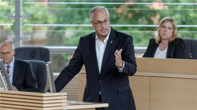 Land und Kommunen teilen Sondervermögen auf Land und Kommunen müssen sich laut CDU-Fraktionschef Tobias Koch daran machen, das Leben für die Menschen trotz der schwierigen Haushaltslage „besser zu machen“.