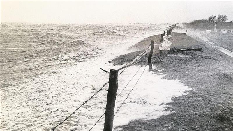 Land unter am Wurster Seedeich: Das Wasser stand kurz unterhalb der Deichkrone. Wellen konnten den damals noch gut zwei Meter niedrigeren Hochwasser-Schutzwall aber ungehindert überwinden.
