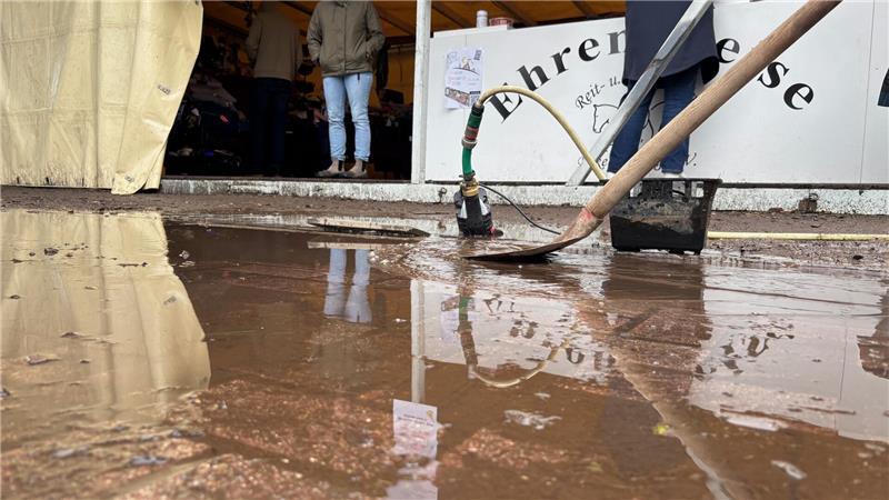 Land unter am zweiten Turniertag in Ahlerstedt-Bokel: Der Regen will nicht aufhören und die Pumpen müssen laufen.