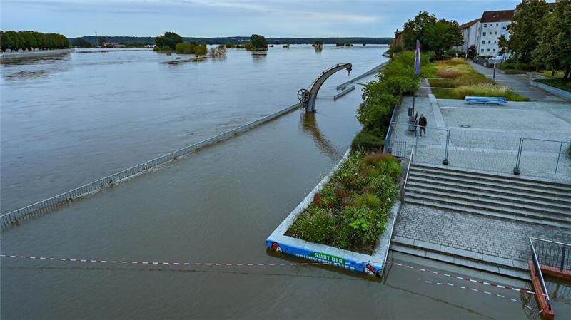 Land unter - die Wassermassen reichen an die Oderpromenade in Frankfurt.