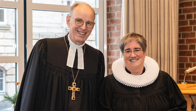 Landesbischof Ralf Meister führte Sabine Preuschoff als Regionalbischöfin für den Sprengel Stade ein.