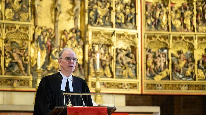 Bischof Meister ruft zur Mitmenschlichkeit auf Landesbischof Ralf Meister sieht im Weihnachtsfest einen Grund für Freude und Hoffnung, trotz aller schlechten Nachrichten. (Archivfoto)