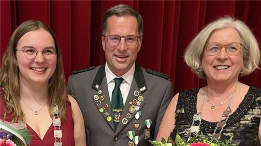 Landesjugendkönigin Celina Kuck, Landrad Kai Seefried und Landesalterskönigin Susanne Hansen.