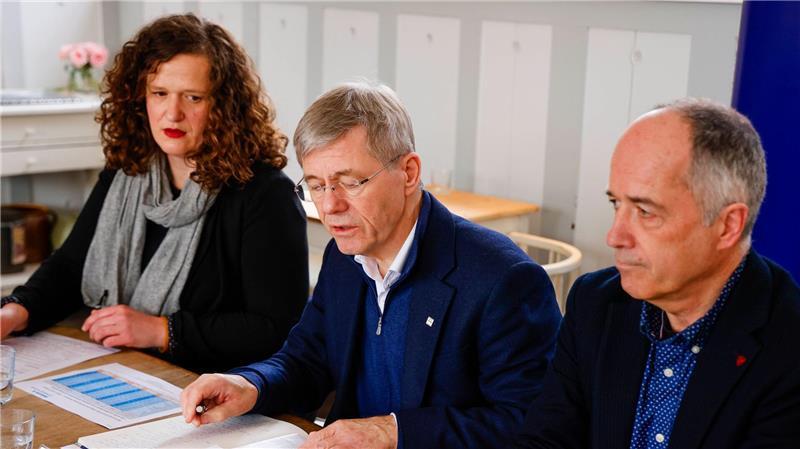 Landespastor Heiko Naß (Mitte) fordert mehr Geld für die Wohnungslosenhilfe. 