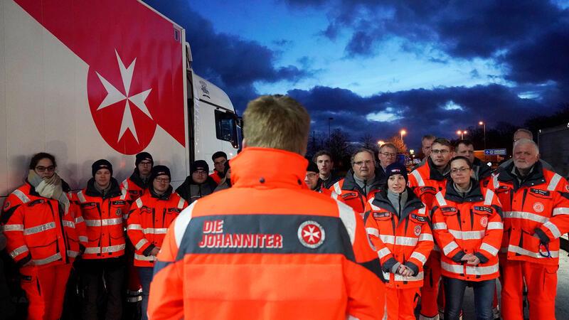 Johanniter-Weihnachtstrucker aus Kreis Stade unterwegs Landesvorstand Hannes Wendler verabschiedet die 14 ehrenamtlichen Einsatzkräfte an der A2-Raststätte Zweidorfer Holz.