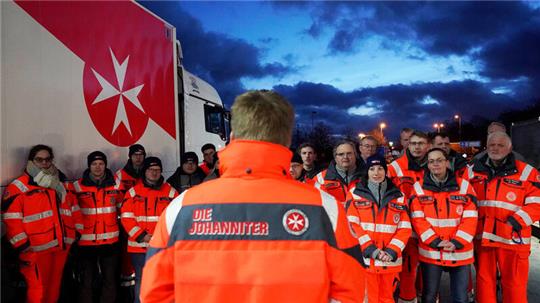 Landesvorstand Hannes Wendler verabschiedet die 14 ehrenamtlichen Einsatzkräfte an der A2-Raststätte Zweidorfer Holz.