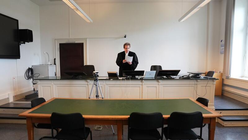 Landgericht-Richter Sebastian Weihrauch verkündet im menschenleeren Sitzungssaal im Ziviljustizgebäude das Urteil im Markenstreit um das Online-Rätsel „Wordle“.