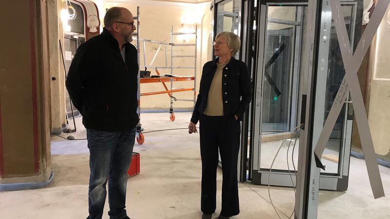 Landgerichtspräsidentin Ingrid Stelling besichtigt mit Architekt Karsten Peper den Fortschritt des Umbaus im Eingangsbereich.