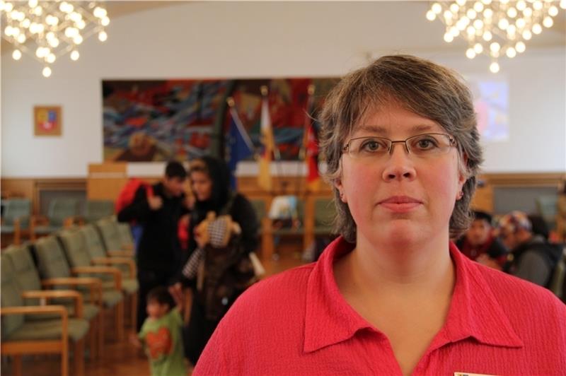Landkreis Dezernentin Nicole Streitz steht im Sitzungssaal des Kreistages, der zu einem Warte- und Speisesaal umfunktioniert wurde. Foto: Schulz/Archiv